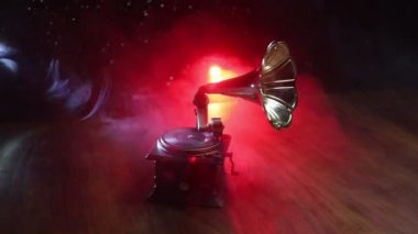 Siyah arkaplanda arka ışıklandırmalı vinil vinil pikabın yakın çekim görüntüleri