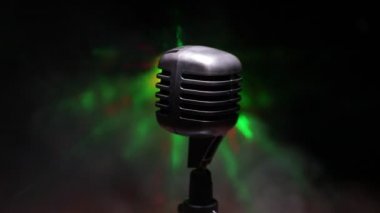 Mikrofonun karanlık odadaki arka lambalı görüntüsü. Seçici odak