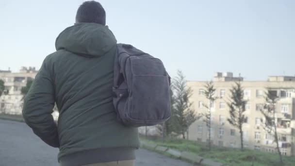 Самотній Чоловік Ходить Порожній Міській Вулиці Гаманцем Падає Кишені Рюкзака — стокове відео