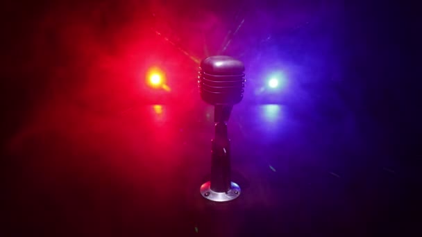 Záběry Mikrofonu Tmavé Místnosti Stole Zadním Světlem Selektivní Zaměření — Stock video