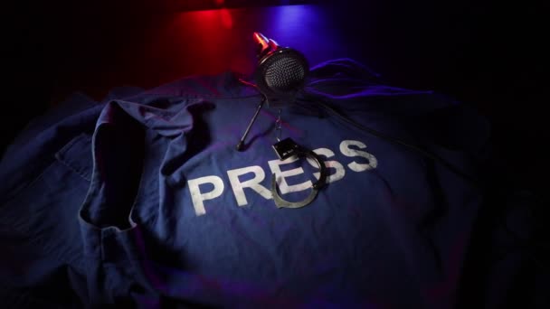 深色背景的保护记者背心和话筒的特写镜头 — 图库视频影像