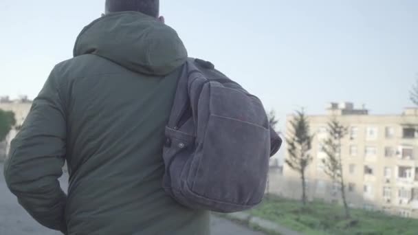 Homem Solitário Andando Rua Cidade Vazia Com Carteira Caindo Bolso — Vídeo de Stock