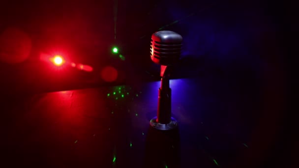 Filmagens Microfone Quarto Escuro Mesa Com Luz Traseira Foco Seletivo — Vídeo de Stock