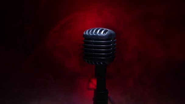 Кадри Мікрофона Темній Кімнаті Столі Заднім Світлом Вибірковий Фокус — стокове відео