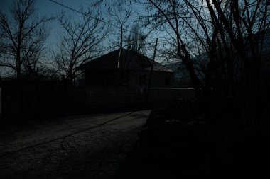 Gece sessiz köyde dolunay var. Ay ışığı altındaki dağ köyünün güzel gece manzarası. Azerbaycan doğası. Uzun pozlu çekim