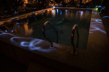Gece havuzu, tatil geçmişi. Renkli ışık süslemesi. Dondurucu Işık