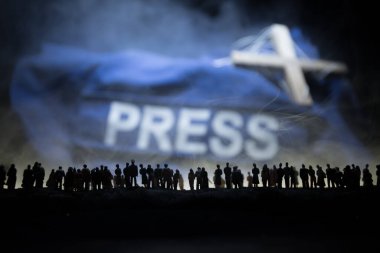 Medya gazeteciliği sahte haber konsepti. Kalabalık dev basın sözcüğüne bakıyor. Kuklacı medyayı ve insanları kontrol eder. Seçici odak