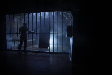 Öldürücü enjeksiyon konseptiyle infaz. Ölüm cezası, eski hapishanenin içinde zehirli iğne masası maketi. Eski hapishane parmaklıkları hücre kilidi. Hapisteki mahkum. Eski grunge hapishane içi.