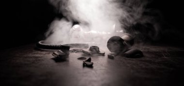Shisha konsepti. Tahta masada kırık shisha kasesi. Işıklı karanlık bir atmosfer. Seçici odak.