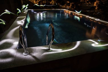 Gece havuzu, tatil geçmişi. Renkli ışık süslemesi. Dondurucu Işık