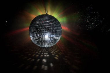 Renkli disko aynalı top ışıkları gece kulübü arka planı. Parti ışıkları disko topu. Seçici odak