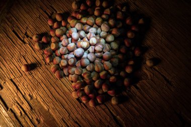 Köhne ahşap masada fındıklı bir hayat. Yaratıcı masa dekorasyonunun üstünden bak. - Yakın çekim. Seçici odak