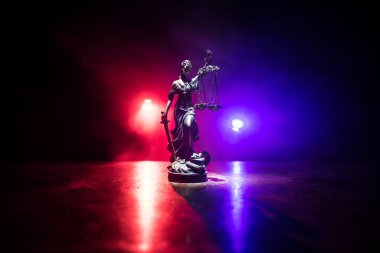 Hukuk kavramı. Sis ve arka ışıklandırmalı minyatür renkli sanat eserleri. Adalet Anıtı - kadın adaleti veya Iustitia / Justitia Roma Adalet Tanrıçası. Seçici odak