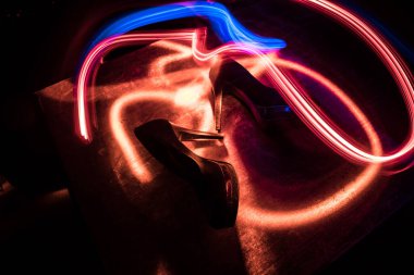 Sanat dekorasyonu. Karanlıkta topuklu kadın ayakkabılarının silueti. Kadın gücü ya da kadın egemenliği kavramı. Seçici odak