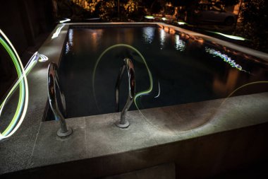 Gece havuzu, tatil geçmişi. Renkli ışık süslemesi. Dondurucu Işık