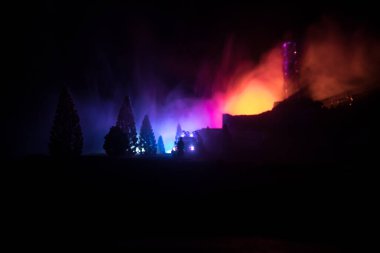 Yaratıcı sanat dekorasyonu. Geceleri Çernobil nükleer santrali. Nükleer reaktör patlaması sırasında Çernobil İstasyonu 'nun planı. İtfaiyeciler iş başında. Seçici odak