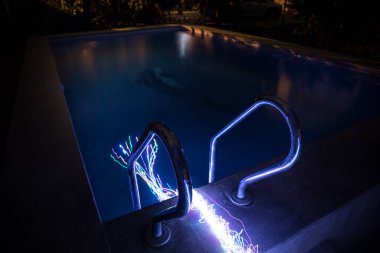 Gece havuzu, tatil geçmişi. Renkli ışık süslemesi. Dondurucu Işık