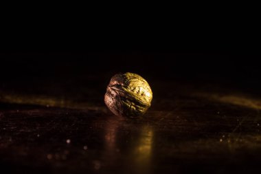 Ceviz çekirdekleri ve eski ahşap masadaki cevizlerle dolu bir hayat. Yaratıcı masa dekorasyonu. - Yakın çekim. Seçici odak