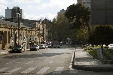 BAKU, AZERBAIJAN - 14 Nisan 2020 - Bakü, Azerbaycan şehir merkezi. Gündüz vakti Azerbaycan 'ın başkenti Bakü' nün boş sokakları. Covid salgını yaşanıyor