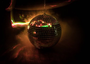 Renkli disko aynalı top ışıkları gece kulübü arka planı. Parti ışıkları disko topu. Seçici odak
