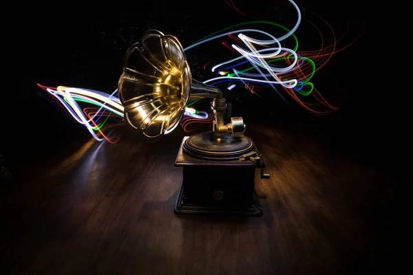 音楽の概念 暗い背景の古い蓄音機 トーンバックライト付き木製テーブルの上にディスクとレトロな蓄音機 選択的焦点 — ストック写真
