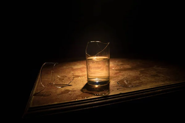 Trinken Glasscherben Zerbrochene Gläser Auf Einem Holztisch Vor Dunkel Getöntem — Stockfoto