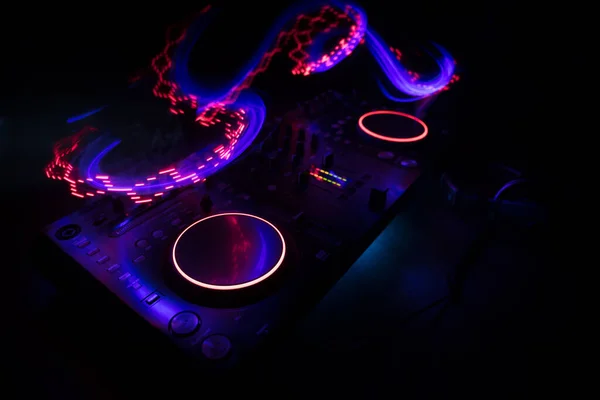 Kulüp Müzik Konsepti Konsol Masası Renkli Işıkla Karanlıkta Karıştırma Masası — Stok fotoğraf