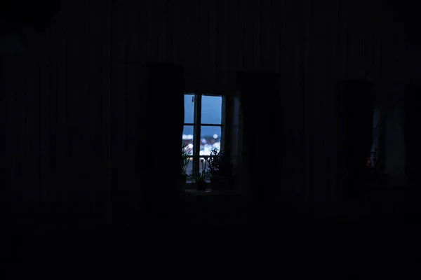 Escena Nocturna Luna Vista Través Ventana Desde Cuarto Oscuro Casa — Foto de Stock