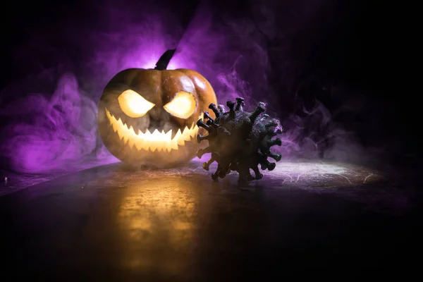 Halloween Während Des Globalen Pandemiekonzepts Des Coronavirus Glühende Kürbisse Und — Stockfoto