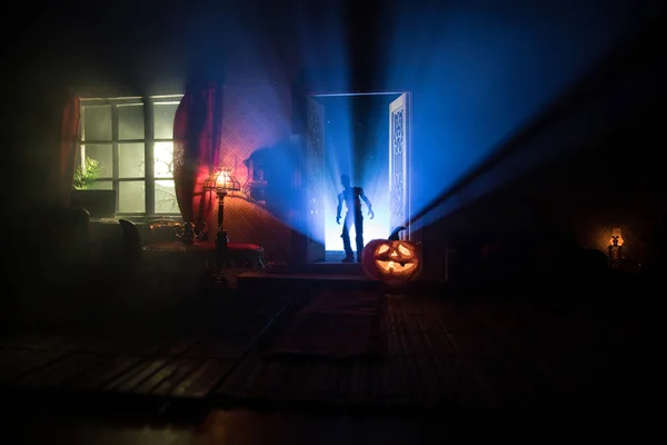 Concept Horreur Halloween Avec Citrouille Rougeoyante Une Maison Poupée Réaliste — Photo