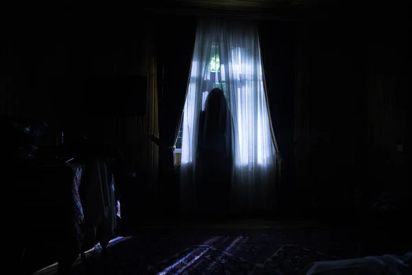 夜の寝室のカーテン付き窓のホラーシルエット ホラーシーン ハロウィンのコンセプト 幽霊のようなシルエット — ストック写真