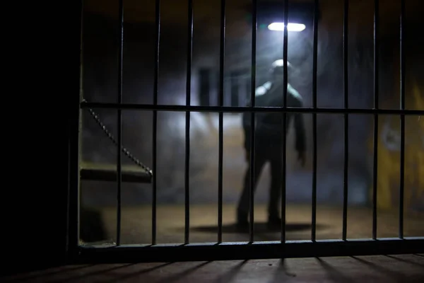 牢里的人 牢里的人 老肮脏的牢狱缩影 黑暗的监狱内部创意装饰 有选择的重点 — 图库照片