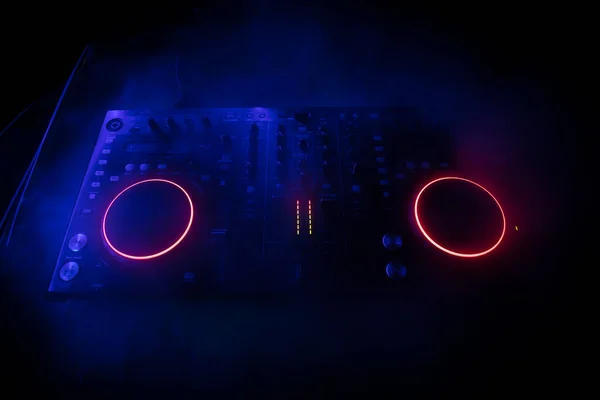 クラブミュージックのコンセプト Console Deejay Mixing Desk Dark Colorful Light ミキサー機器エンターテイメントDjステーション 選択的焦点 — ストック写真