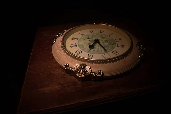 Ιδέα Του Χρόνου Μεγάλο Vintage Στρογγυλό Ρολόι Ξύλινο Τραπέζι Αφηρημένο — Φωτογραφία Αρχείου