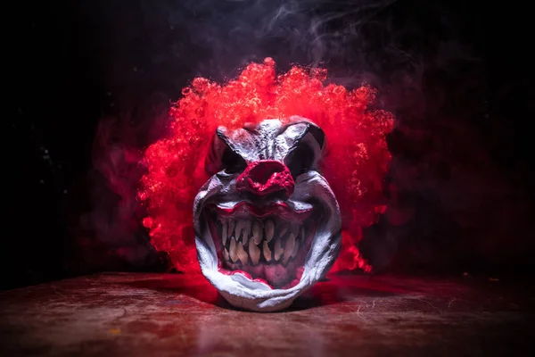 Τρομακτικό Κεφάλι Κλόουν Ξύλινο Τραπέζι Κακός Κλόουν Χαμογελάει Σκοτεινό Ομιχλώδες — Φωτογραφία Αρχείου
