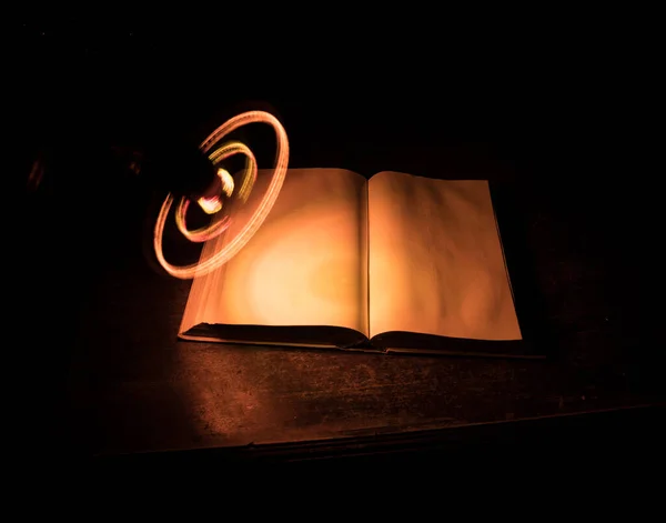 Куча Старых Книг Винтажная Книга Деревянном Столе Волшебная Молния Вокруг — стоковое фото