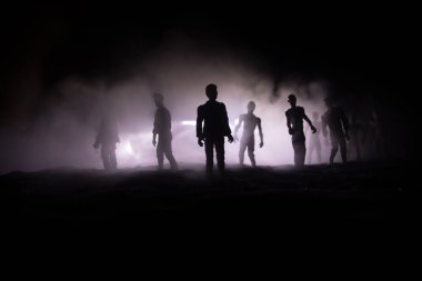 Zombilerin mezarlıktaki ölü ağaç, ay, kilise ve sisli ürkütücü bulutlu gökyüzü, Korku Cadılar Bayramı konsepti. Seçici odak