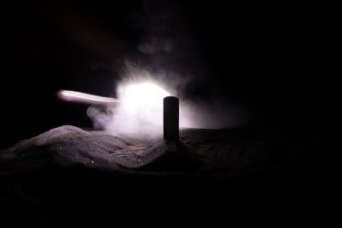 Geceleri mezarlık minyatür manzarası, Korku Cadılar Bayramı konsepti. Seçici odak