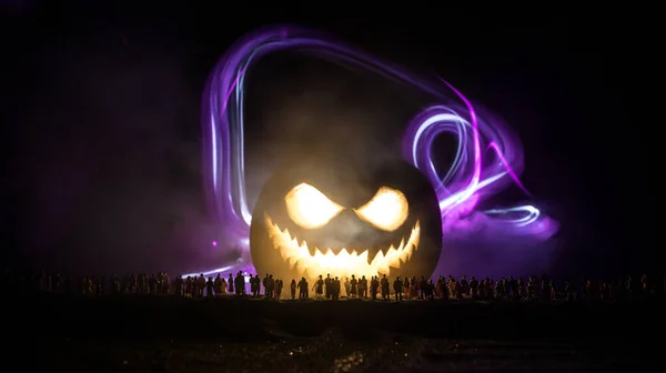 Halloween Konceptet Suddig Silhuett Gigantiska Jack Lantern Pumpa Med Skrämmande — Stockfoto