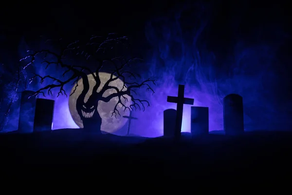 Skrämmande Utsikt Över Zombies Kyrkogården Död Träd Måne Kyrka Och — Stockfoto