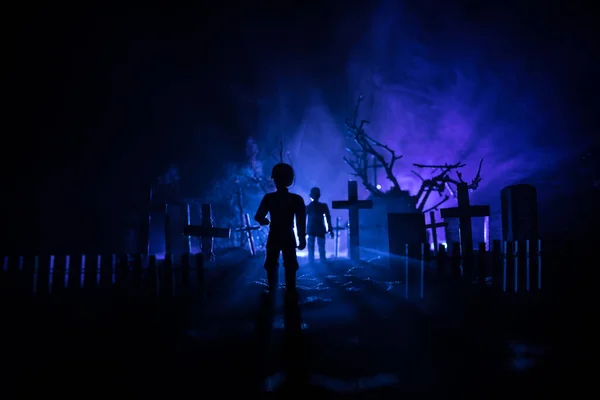 Девушка Гуляющая Одна Кладбище Ночью Темно Тонированный Туманный Фон Ужасный — стоковое фото