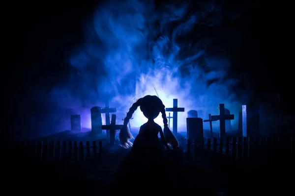 Dziewczyna Spacerująca Samotnie Nocą Cmentarzu Ciemne Stonowane Mgliste Tło Pomysł — Zdjęcie stockowe