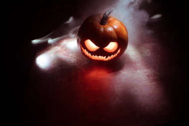 Cadılar Bayramı balkabağı gülüşü ve parti gecesi için korkunç gözler. Siyah arka planda parlayan gözleri olan korkunç Cadılar Bayramı balkabağı manzarasını kapat. Seçici odak