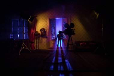 Geceleri mobilyaları, kapısı ve penceresi olan gerçekçi bir bebek evi oturma odası. Korku filmi sahne arkası konsepti. Seçici odak.