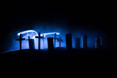 Zombilerin mezarlıktaki ölü ağaç, ay, kilise ve sisli ürkütücü bulutlu gökyüzü, Korku Cadılar Bayramı konsepti. Seçici odak