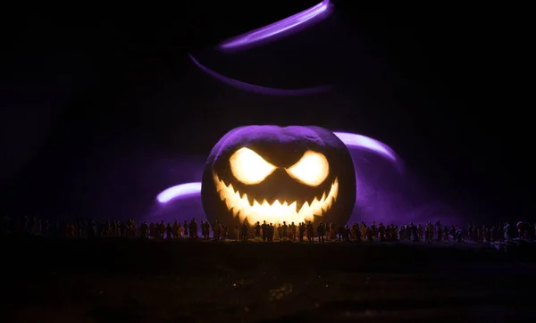 Koncepcja Halloween Zamazana Sylwetka Olbrzymiej Dyni Jack Latarni Przerażającą Uśmiechniętą — Zdjęcie stockowe