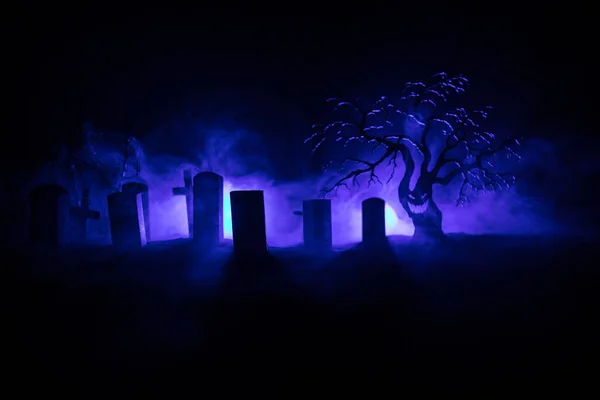 Vista Spaventosa Zombie Cimitero Albero Morto Luna Chiesa Cielo Nuvoloso — Foto Stock