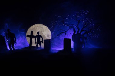 Zombilerin mezarlıktaki ölü ağaç, ay, kilise ve sisli ürkütücü bulutlu gökyüzü, Korku Cadılar Bayramı konsepti. Seçici odak