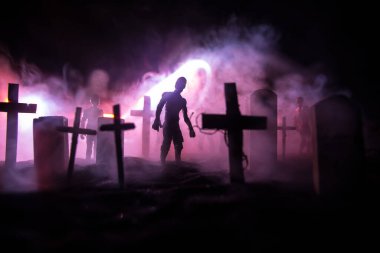 Zombilerin mezarlıktaki ölü ağaç, ay, kilise ve sisli ürkütücü bulutlu gökyüzü, Korku Cadılar Bayramı konsepti. Seçici odak
