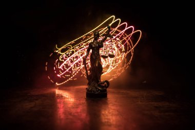 Hukuk kavramı. Sis ve arka ışıklandırmalı minyatür renkli sanat eserleri. Adalet Anıtı - kadın adaleti veya Iustitia / Justitia Roma Adalet Tanrıçası. Seçici odak